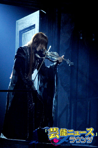 SUGIZO華麗なバイオリンさばき悲しげに！元宝塚男役の水夏希スカートは意外に自然