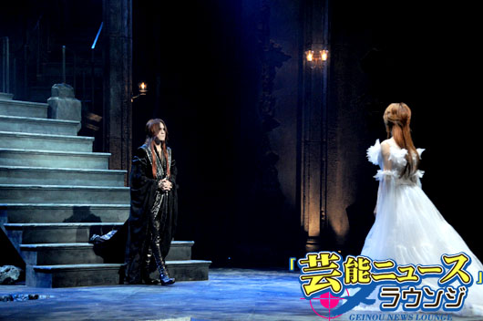 SUGIZO華麗なバイオリンさばき悲しげに！元宝塚男役の水夏希スカートは意外に自然