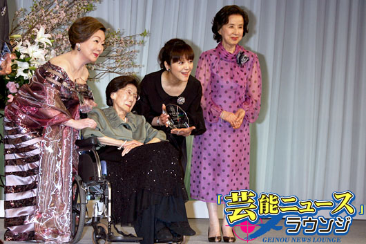 由紀さおり、世界的に歌謡曲を広めた功績で「岩谷時子賞」受賞！