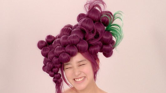 武井咲 奇抜な紫色のぶどうヘア！ストロボから白煙の“熱い”撮影現場