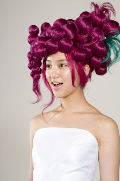 武井咲 奇抜な紫色のぶどうヘア！ストロボから白煙の“熱い”撮影現場