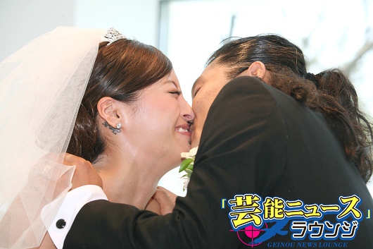 小森純 夫と1周年記念婚で“久しぶり”キスに大テレ！3度目は子どもと