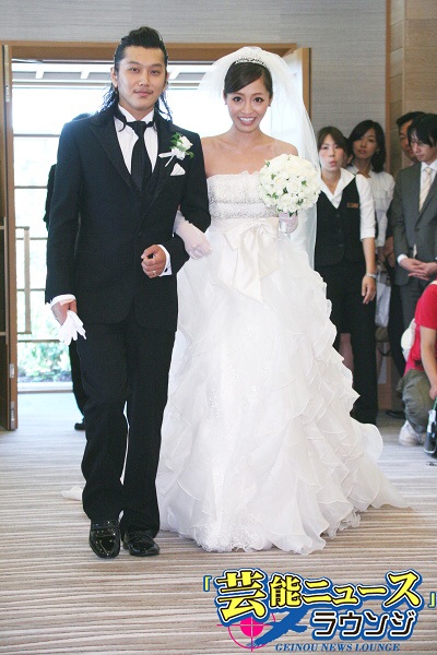 小森純 夫と1周年記念婚で“久しぶり”キスに大テレ！3度目は子どもと