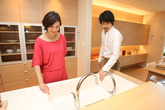 LIXIL ブランド価値を表現したテレビCMに松山ケンイチと広末涼子を夫婦役で起用