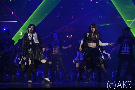 【じゃんけん選抜】Wセンター大島＆珠理奈が新曲『UZA』初披露！謎の37人の男性ダンサーの正体は！？