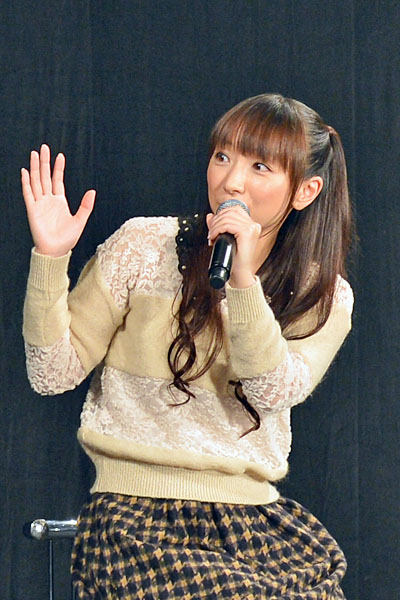 堀江由衣16歳の格ゲーキャラに「私のいっこ下」と爆笑！HGの腰振りポーズにも反応