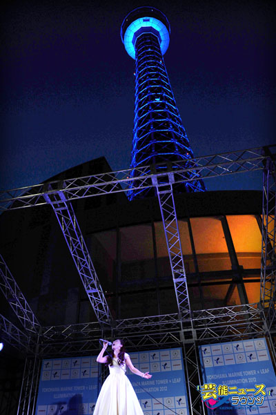 平原綾香 横浜マリンタワーをバックに歌と光のコラボレーション