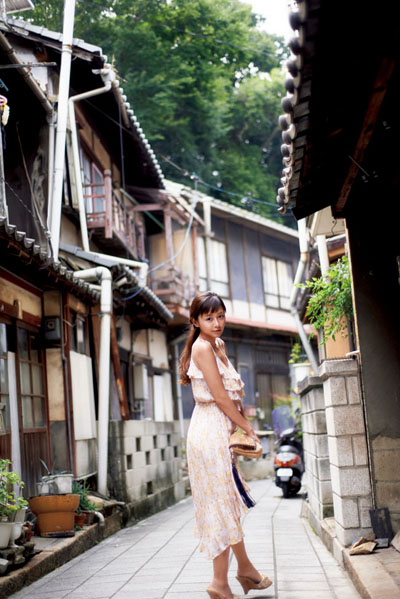 杉原杏璃、セクシー谷間で悩殺！「おっぱいが大きいことを遠回しに表現しました」／写真集『杉原杏璃 30 vole de kyaa』