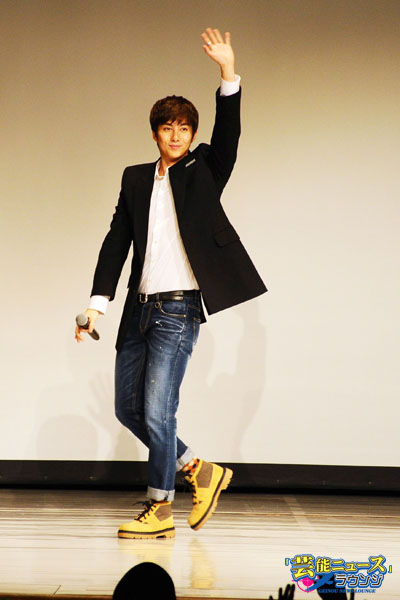 SS501の“マンネ”キム・ヒョンジュン「今日は“俳優”としてみなさまに挨拶を」ハイタッチでお出迎え！