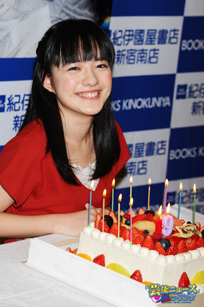 小島藤子 10代最後の写真集！バースデーケーキに満面の笑顔