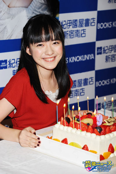 小島藤子 10代最後の写真集！バースデーケーキに満面の笑顔