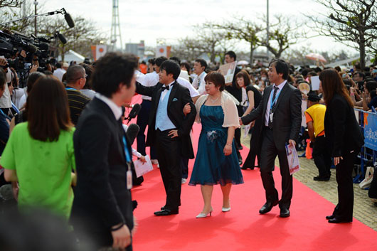 NON STYLE沖縄国際映画祭レッドカーペットで女性をエスコート！石田「まるで家族3人で…」