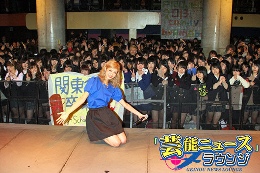 出岡美咲、高校卒業生2000人の前で3曲熱唱！「カワイイー」コールに大テレ