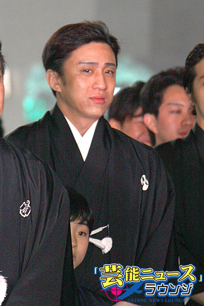 歌舞伎俳優63人が銀座を“お練り”！坂田藤十郎丈、「お客様が“振り込んでくる”」と、雨空にも縁起担ぐ