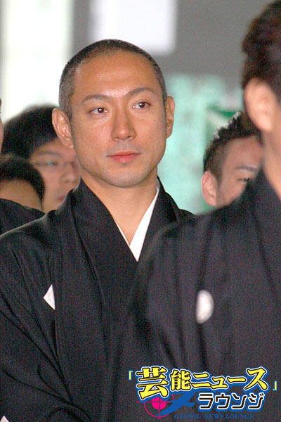 歌舞伎俳優63人が銀座を“お練り”！坂田藤十郎丈、「お客様が“振り込んでくる”」と、雨空にも縁起担ぐ