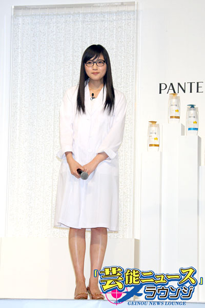 川口春奈、白衣＆大人っぽいドレス姿で美しい髪PR！セリフ間違えて等身大の笑顔も
