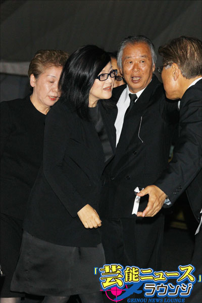 桜田淳子さん、17年ぶりにカメラの前に 相澤会長通夜に駆けつける