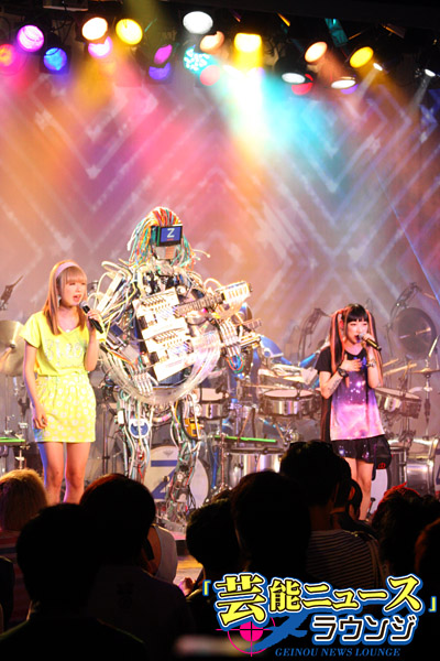 AMOYAMO、ロボットバンド「Z-MACHINES」とコラボ！「頭振ってるし、すごい」と驚嘆