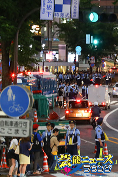 渋谷スクランブル交差点で交通整理の男性警察官へ賞賛の声！「W杯出場を喜んでいます」