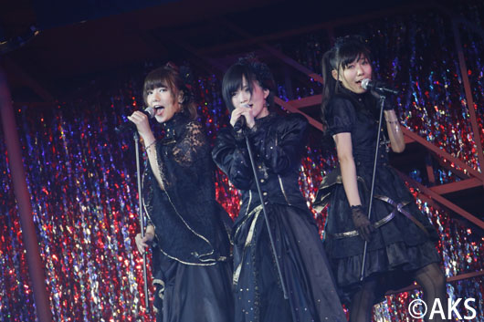 AKB48 600人の圧巻パフォーマンス！警備員やスタッフまで踊りだす