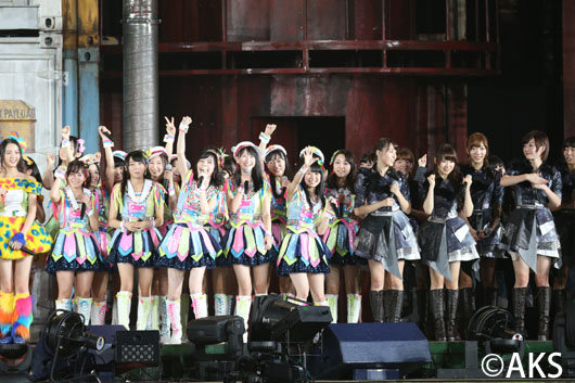 SKE48松村香織ソロ曲3万5000人前に初披露！指原莉乃“プロデューサー”「よかったよ！」と握手