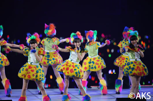 AKB48 600人の圧巻パフォーマンス！警備員やスタッフまで踊りだす