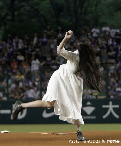 貞子 西武ドーム始球式に現れ2万7680人悲鳴！ノロくない103キロ豪速球も倒れる