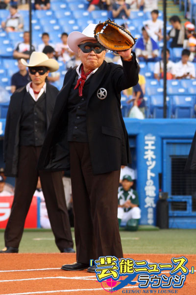 野村克也氏、神宮球場で「ローン・レンジャー」に扮装して始球式！違和感だらけだった