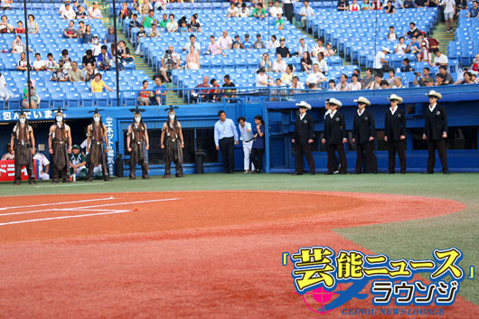 野村克也氏、神宮球場で「ローン・レンジャー」に扮装して始球式！違和感だらけだった