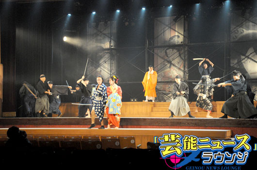 テラヤマ歌舞伎「無頼漢」熱気と躍動感で上演開始！三ツ矢雄二スマキで川に