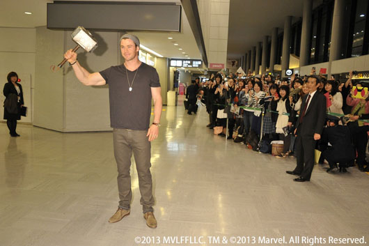 「マイティ・ソー」クリス・ヘムズワース初来日に成田空港騒然！「こんな歓迎は初めて」