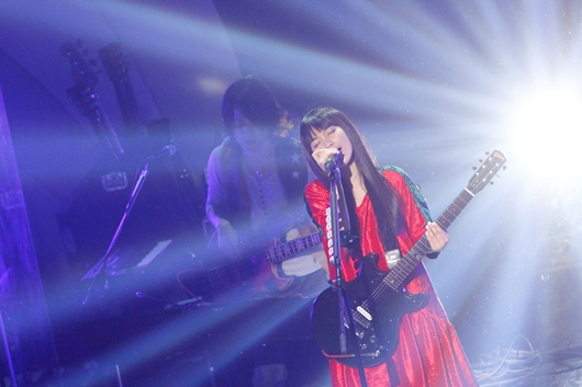 miwa クリスマスライブで「キットカナウ」熱唱！4大学のキャラとも共演