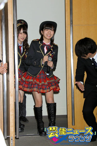AKB48「チーム神奈川」岡田奈々にJR東日本横浜支社長がタッチ！「握手かハイタッチで（笑）」