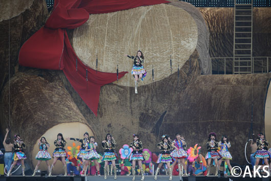 大島優子卒業セレモニー“前夜祭”で7万人前に大暴れ！2度のフライングにソロ歌唱