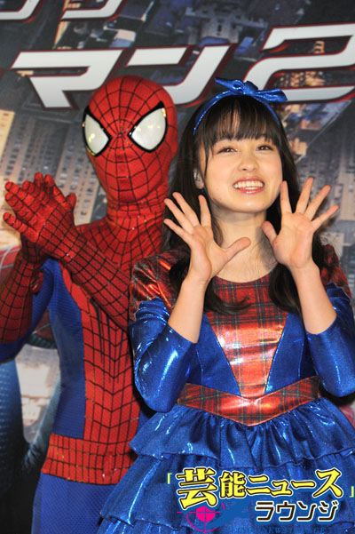“天使すぎるアイドル”橋本環奈 大好きなスパイダーマンと2ショット！新宿の前夜祭大盛り上がりに