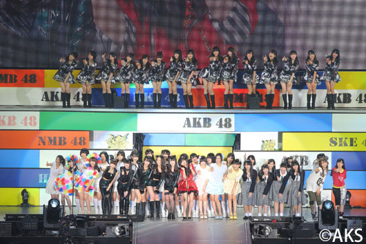 HKT48指原莉乃 1万8000人前にブルマ姿披露で照れる！「おニャン子」のアノ曲を全員で披露