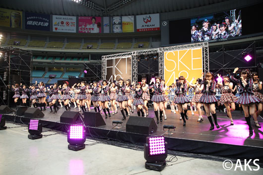SKE48＆HKT48メンバー入り混じり「メロンジュース」など歌唱！指原利乃新たなコラボに意欲
