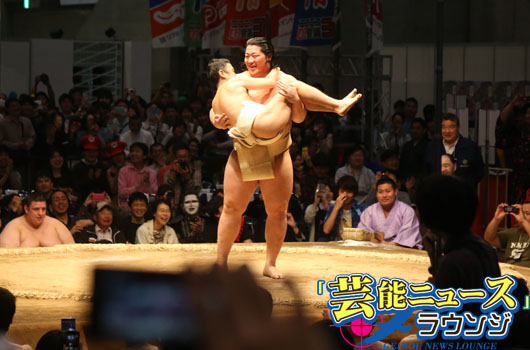 【超会議3】ナイナイ岡村隆史 まわし姿で力士を挑発のお姫様抱っこ！相撲取った結果は