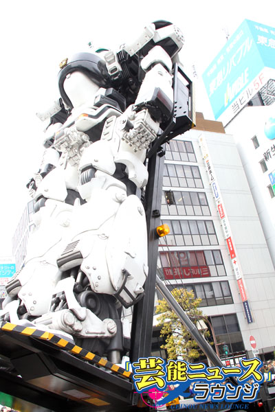 真野恵里菜、「誕生日おめでとう」に笑顔！「機動警察パトレイバー」実物大イングラム吉祥寺駅前に立つ