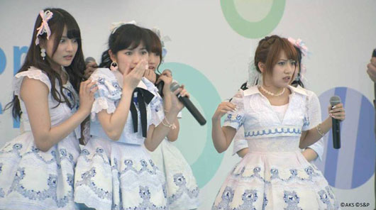 AKB48ライブ中ステージにタンバリン男が乱入！？まゆゆ、たかみなら驚愕の表情