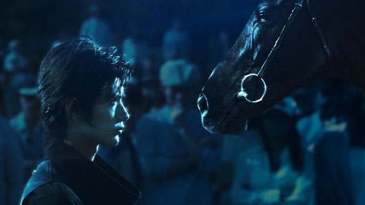 三浦春馬「夜遊びしようぜ」とお誘い！東京シティ競馬新CMで馬と対峙