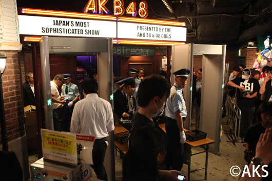 AKB48劇場公演再開…客席の1列目は着席使用不可や警備員増員、金属探知機導入と厳重警戒体制に