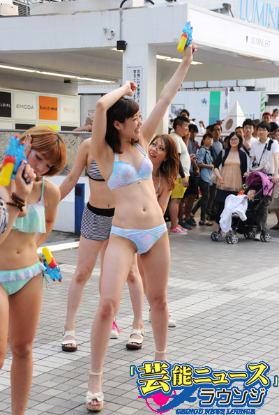 30人の美女が新宿駅前で水着フラッシュモブ