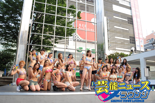 30人の美女が新宿駅前で水着フラッシュモブ