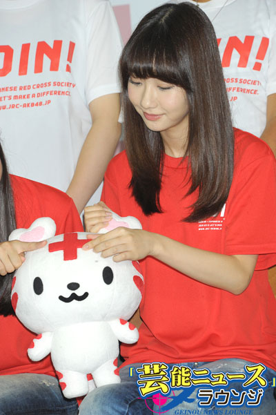 AKB48柏木由紀＆木崎ゆりあ 赤十字ポスター初お披露目！パネルに直筆サインも