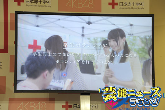 AKB48柏木由紀＆木崎ゆりあ 赤十字ポスター初お披露目！パネルに直筆サインも