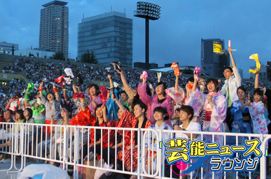 【神宮花火大会】AAA、会場の観客たちとタオルを振って一体に！2006年以来2度めのステージに