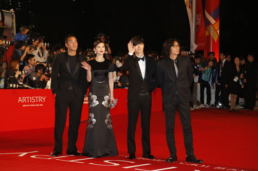 三浦春馬 釜山国際映画祭レッドカーペット登場で大歓声！「光栄です」