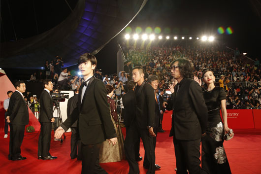 三浦春馬 釜山国際映画祭レッドカーペット登場で大歓声！「光栄です」