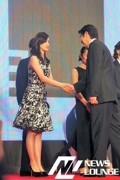 【TIFF2014】橋本愛、ミギーの動きに18歳の笑顔も！安部総理大臣と握手も